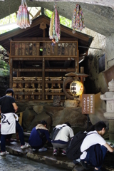Kamakura散歩 銭洗弁財天 銭を洗ってます