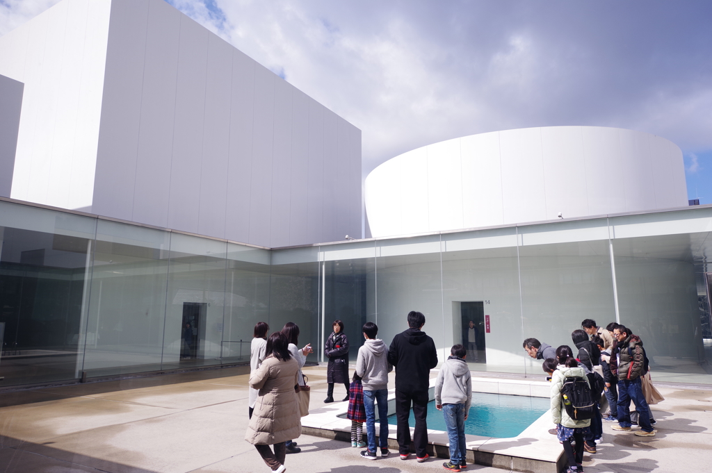 新天地 金沢 21世紀美術館 有名なプール