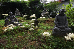 香林寺 彼岸花と石像2