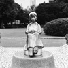 赤い靴はいてた女の子の像 (モノクロフィルム)