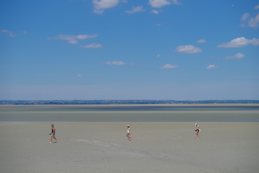 モンサンミッシェル 砂浜を完璧な距離感で歩く家族