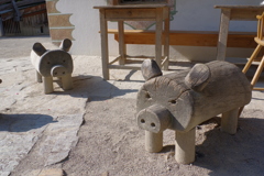 シェーンブルグ動物園　可愛い豚の木彫り