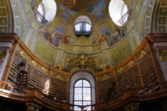ウィーン 国立図書館 二階まで本がびっしり