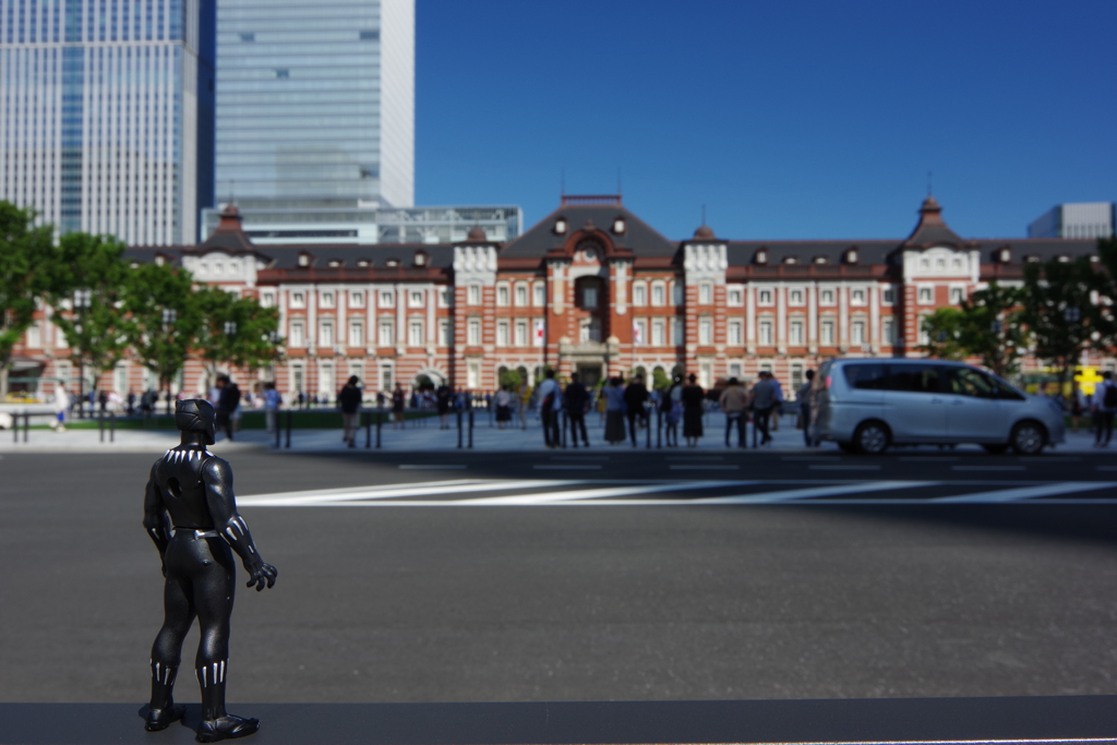 ブラックパンサーに東京を案内した　東京駅です。