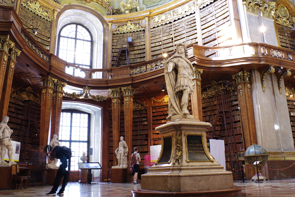 ウィーン 国立図書館 銅像