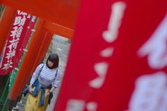 Kamakura散歩 佐助稲荷神社 鳥居を歩く女性