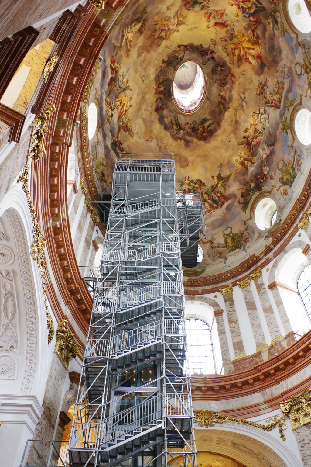 St. Charles’ Church この足場の上にいました