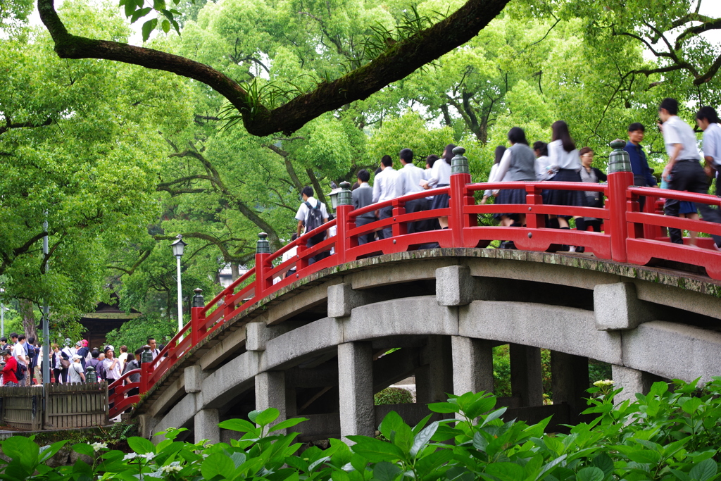 太宰府天満宮　赤い橋と修学旅行生