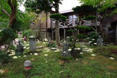 香林寺 彼岸花と石像