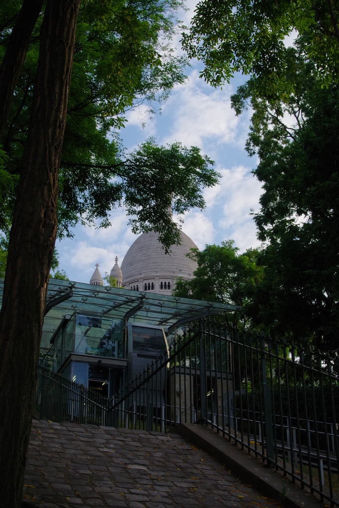 モンマルトルの丘 サクレ・ク－ル寺院が見える
