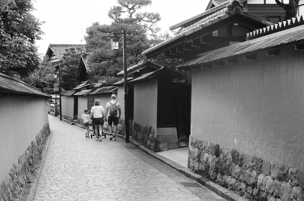 白黒フィルムで散歩 金沢武家屋敷 道