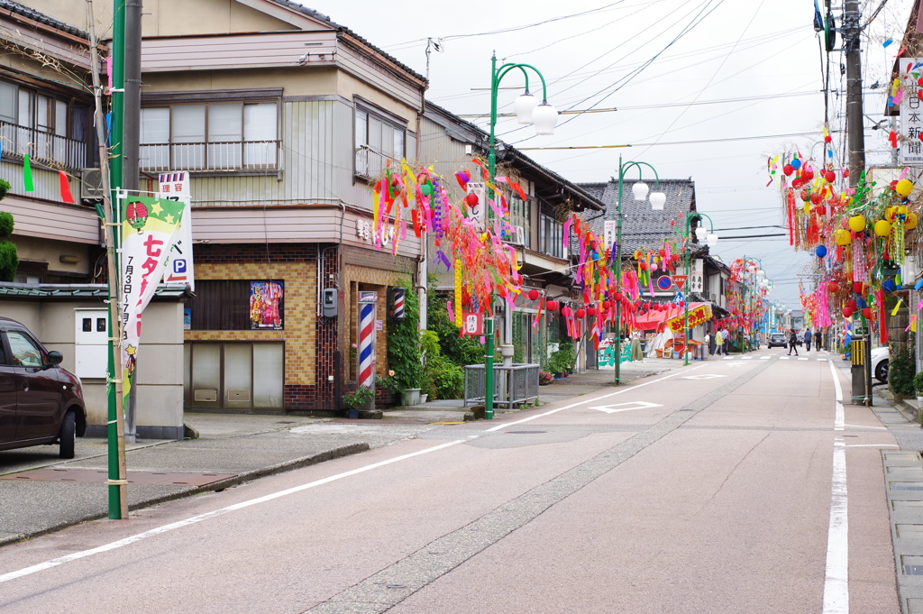 戸出七夕祭り　鮮やかな道