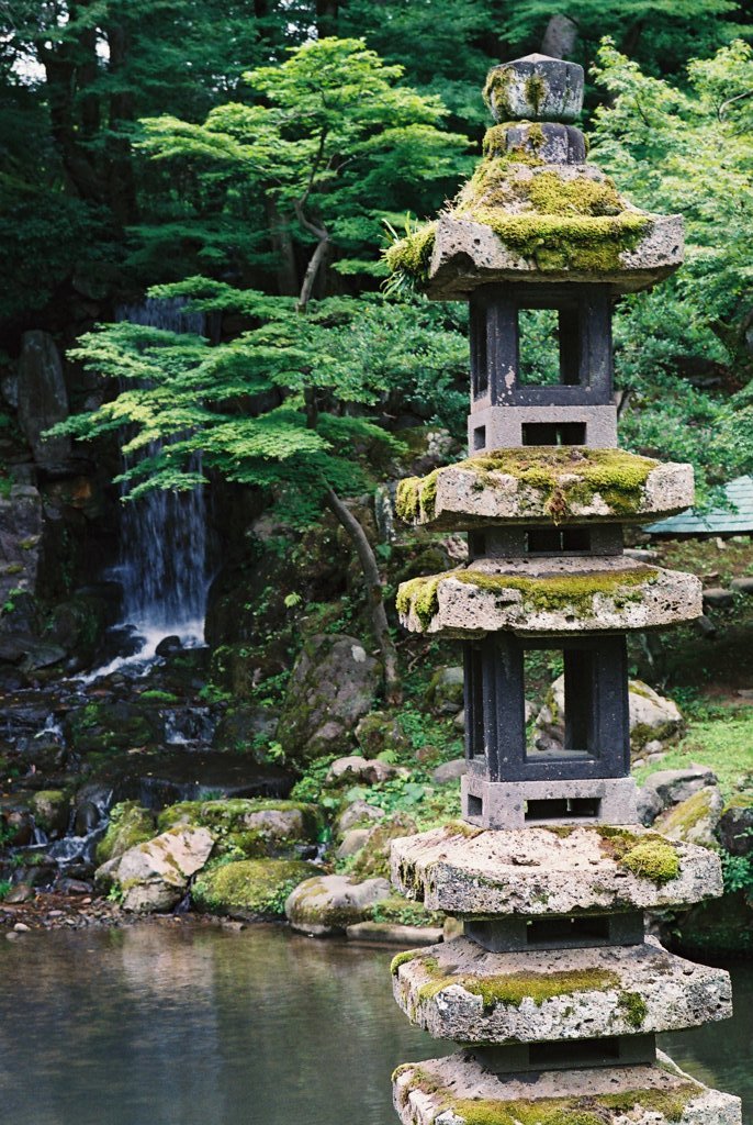 フィルムカメラで金沢ぶらぶら　兼六園　海石塔 いい色です