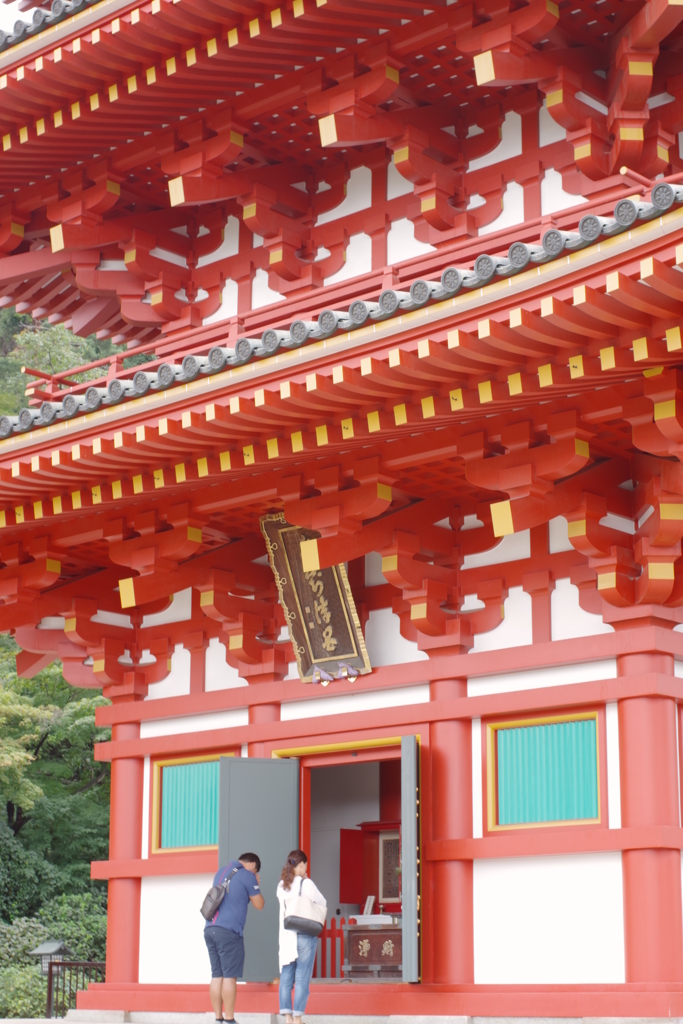 高幡不動尊 参る二人