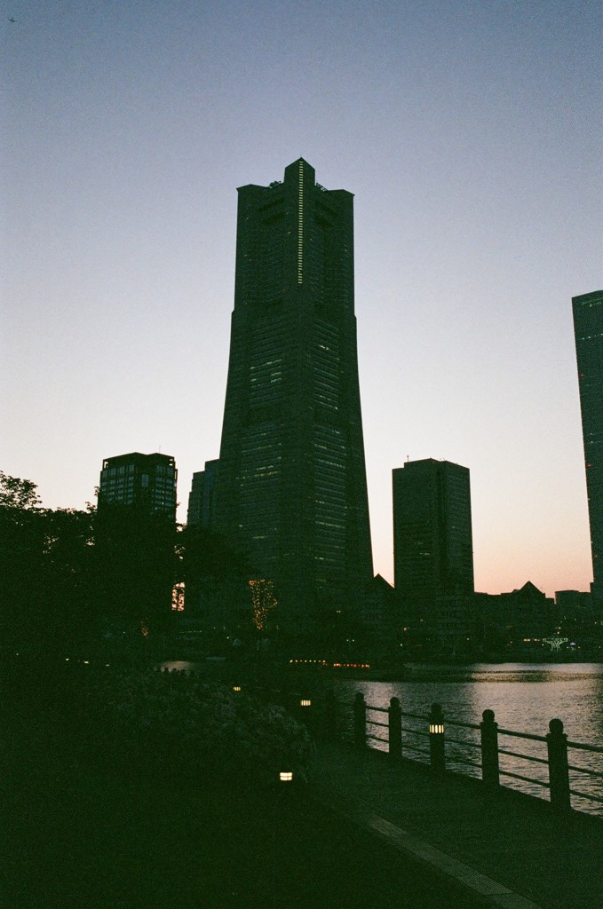 夕暮れのランドマークタワー(フィルム)