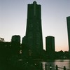 夕暮れのランドマークタワー(フィルム)
