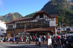 奥多摩駅到着 8時30分でも人がいっぱい