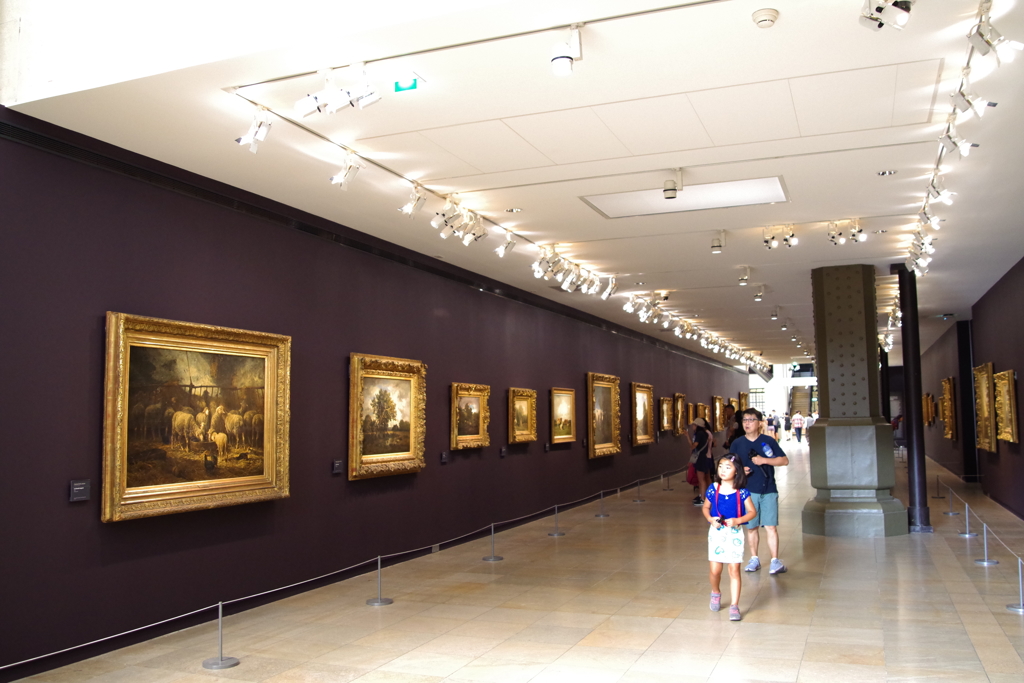オルセ－美術館 所狭しと作品が並んでます