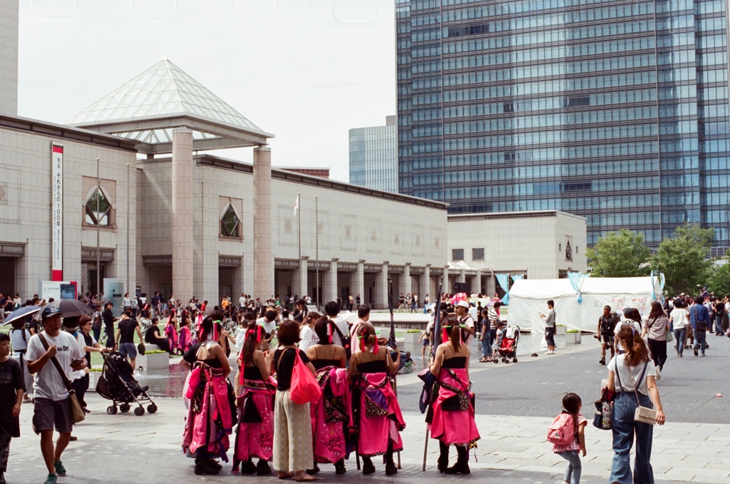 フィルム みなとみらい周辺 ダンス大会を見る人達