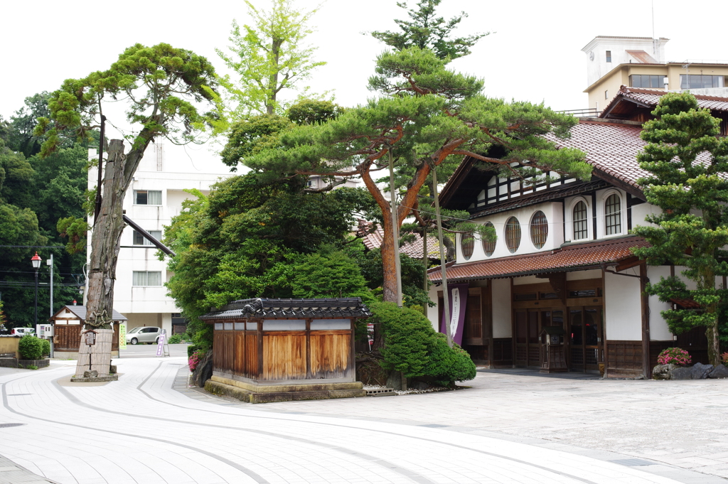 粟津温泉街をぶらぶら　綺麗な道路