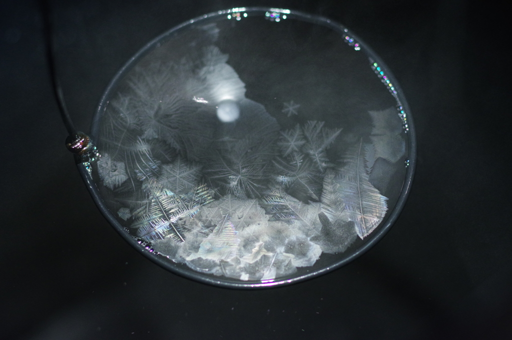 雪の科学館 シャボン玉にできた氷