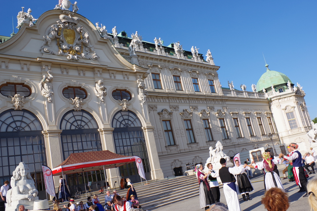 Belvedere Museum 前にて踊ってました