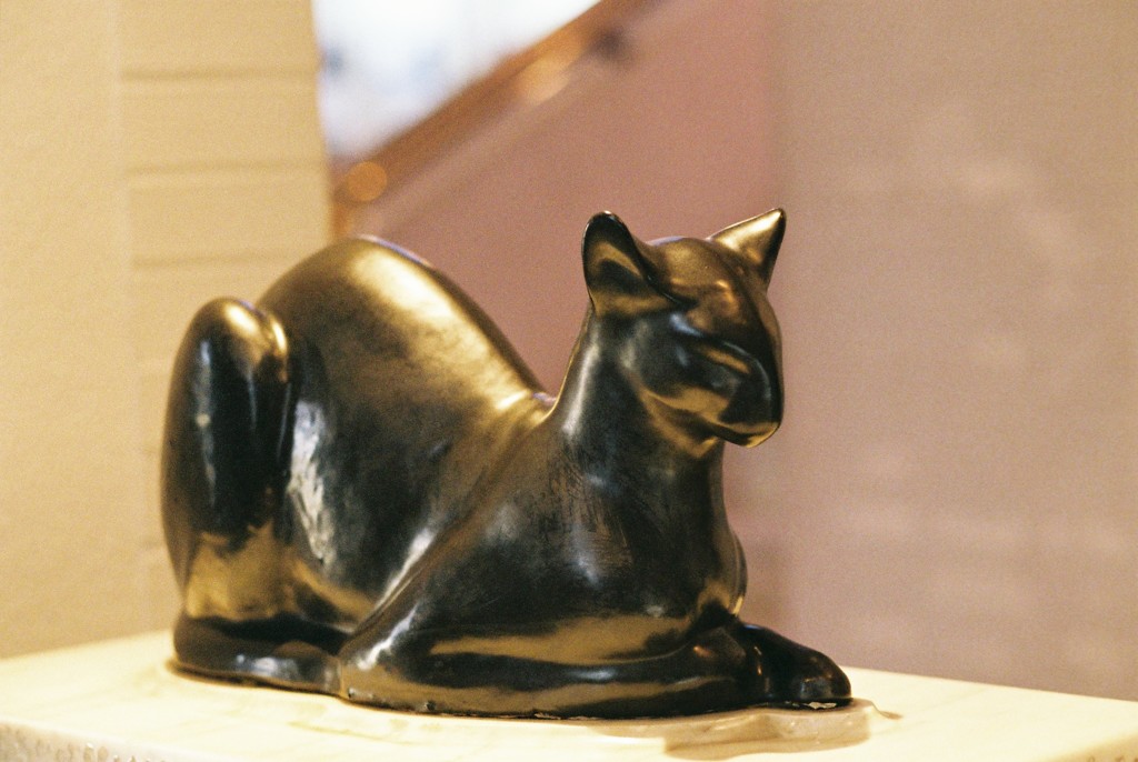 フィルム 大佛次郎記念館 入口にいた猫の置物