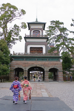 尾山神社 着物を着た人が多いです。