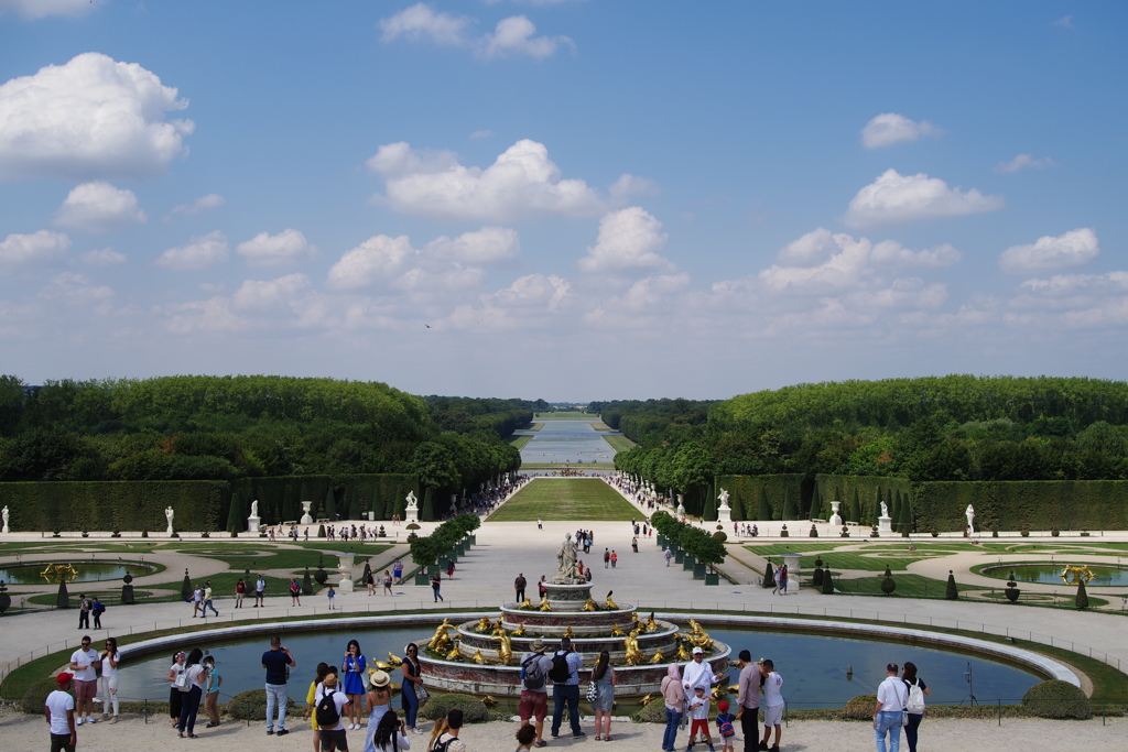 ヴェルサイユ宮殿 地平線が見えるお庭