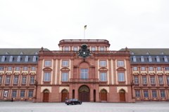 ドイツ Mannheim お城兼大学 今では車が正門まで来ます。