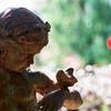 フィルム イングリッシュガーデン 薔薇　子供の銅像
