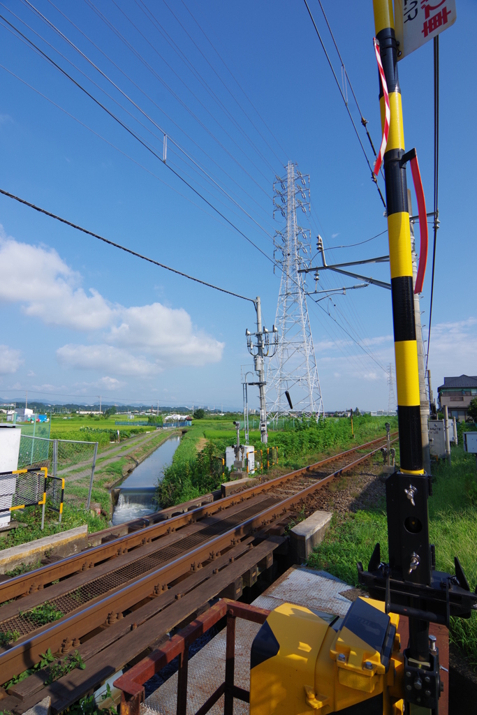 座間市ひまわり祭りへ 踏切と川と鉄塔