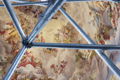 St. Charles’ Church 天井絵と鉄パイプ