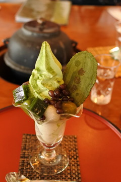 西尾の抹茶パフェ　茶釜を背景に