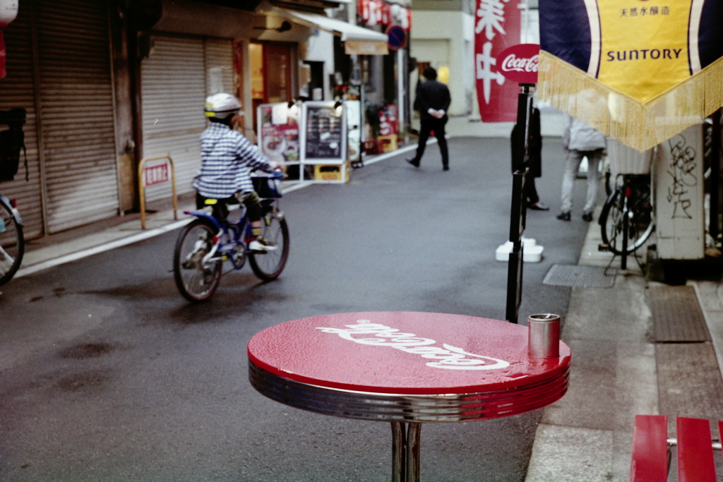 雨の大須　コカコーラのテーブルと自転車