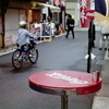 雨の大須　コカコーラのテーブルと自転車