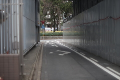 会社の裏　工事現場のパネル　朝