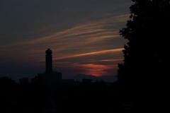 夕日と虹の塔