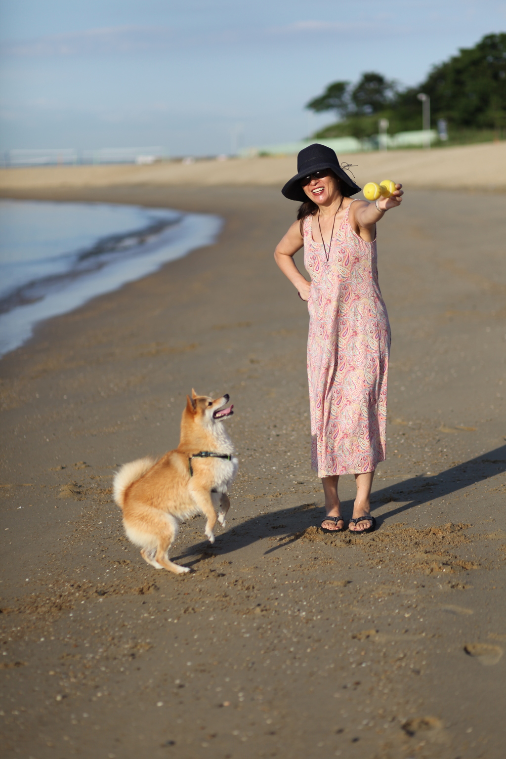 妹とコロン君on the beach.