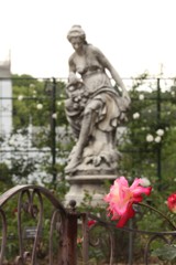 ローズガーデン　薔薇と石像