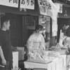 ピンクの絞りのお姉さん　モノクロ