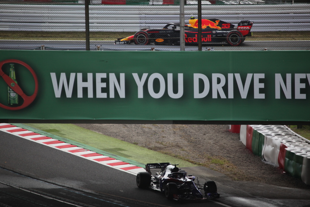 F1　立体交差　フェルスタッペン＆ハートレー