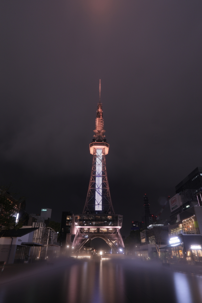 赤く