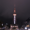 赤く