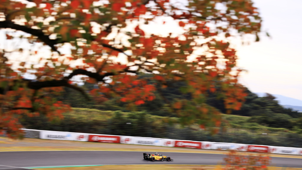 紅葉を駆け抜ける　