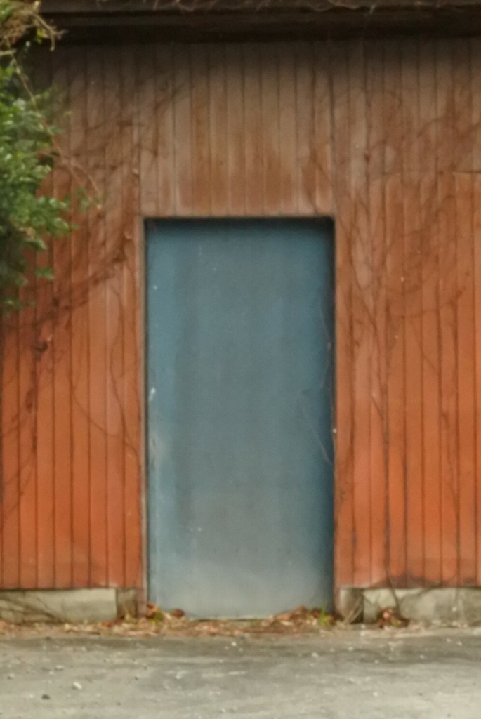 近所の駐車場の倉庫　