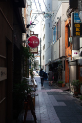 路地裏　赤い看板