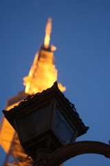 テレビ塔と街灯　