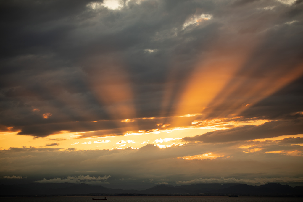 夕日　雲の隙間より