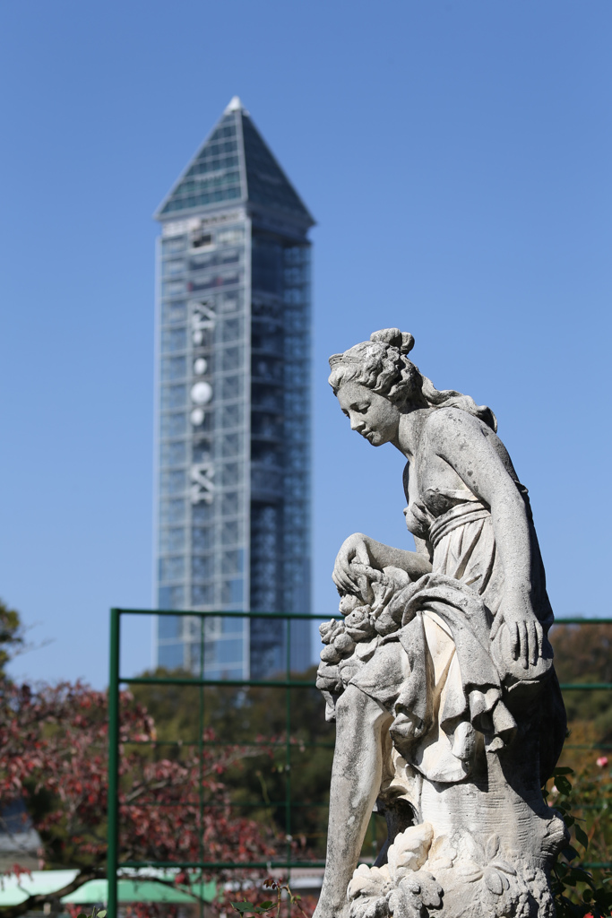彫刻と東山タワー　東山動植物園